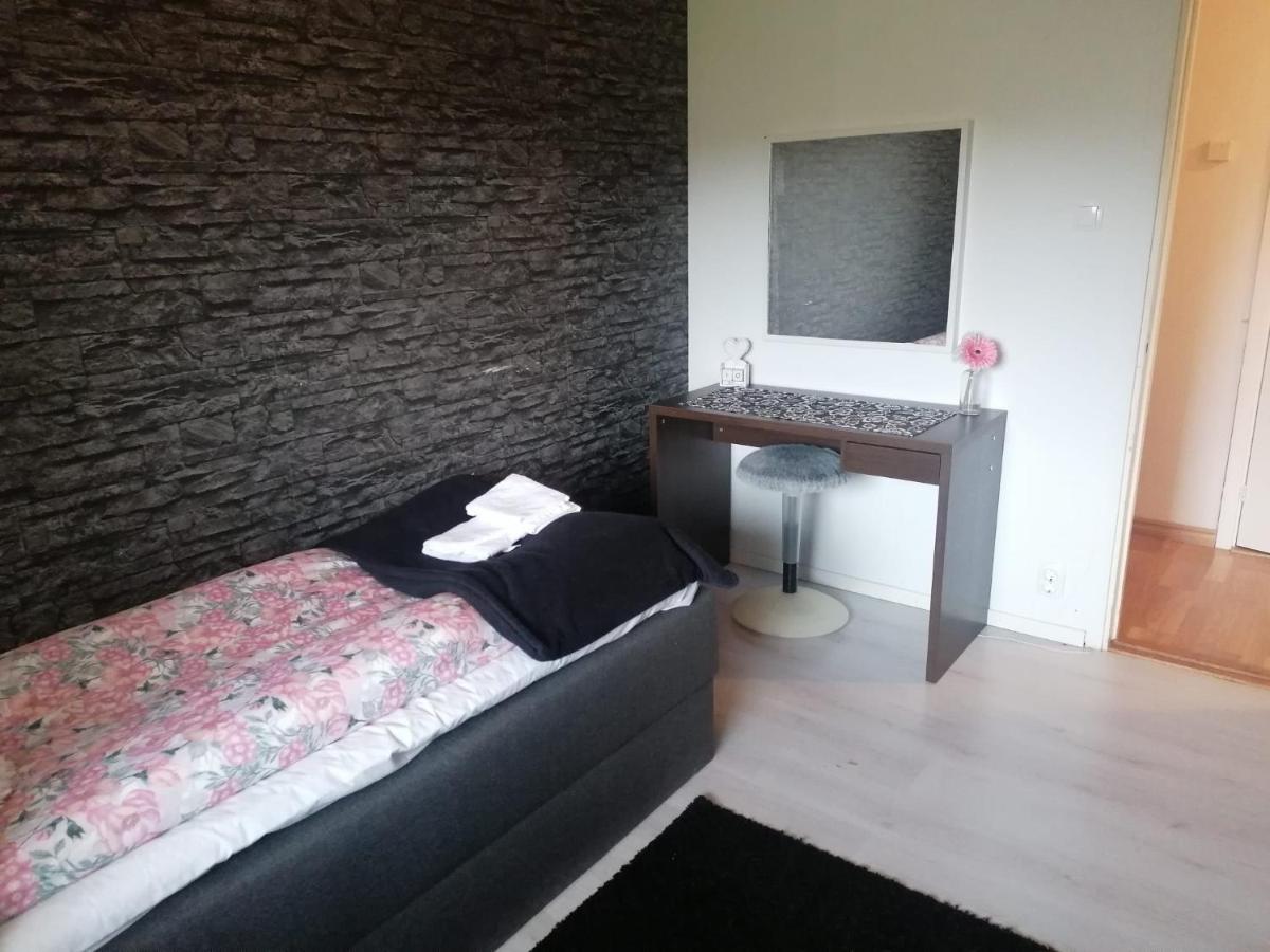 Villa Med Egen Parkering. Moejlighet Att Boka Fran 1 Och Upp Till 5 Personer. Йоребру Екстериор снимка